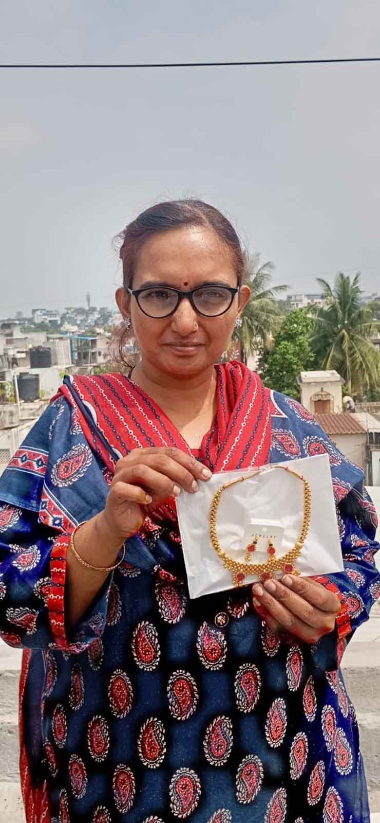 Kalapuri customer with their purchase