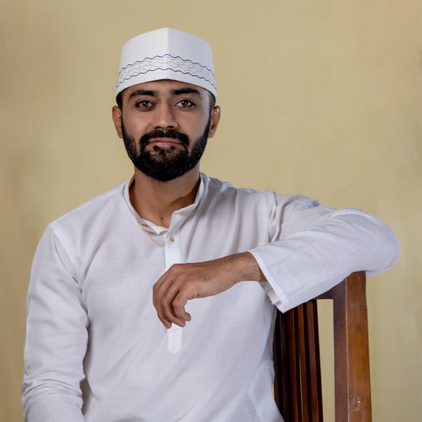 White Signature Topi with Unique Embroidery – Elegant Heritage Cap