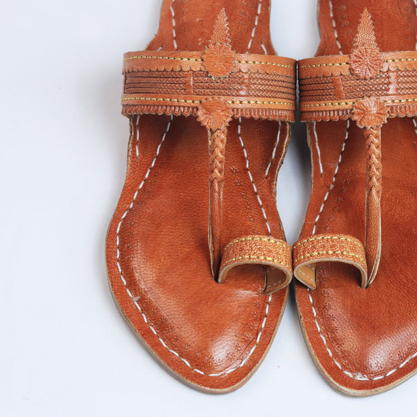 Earthy Brown Bliss – Women’s Spectrum Classic Kolhapuri Chappal