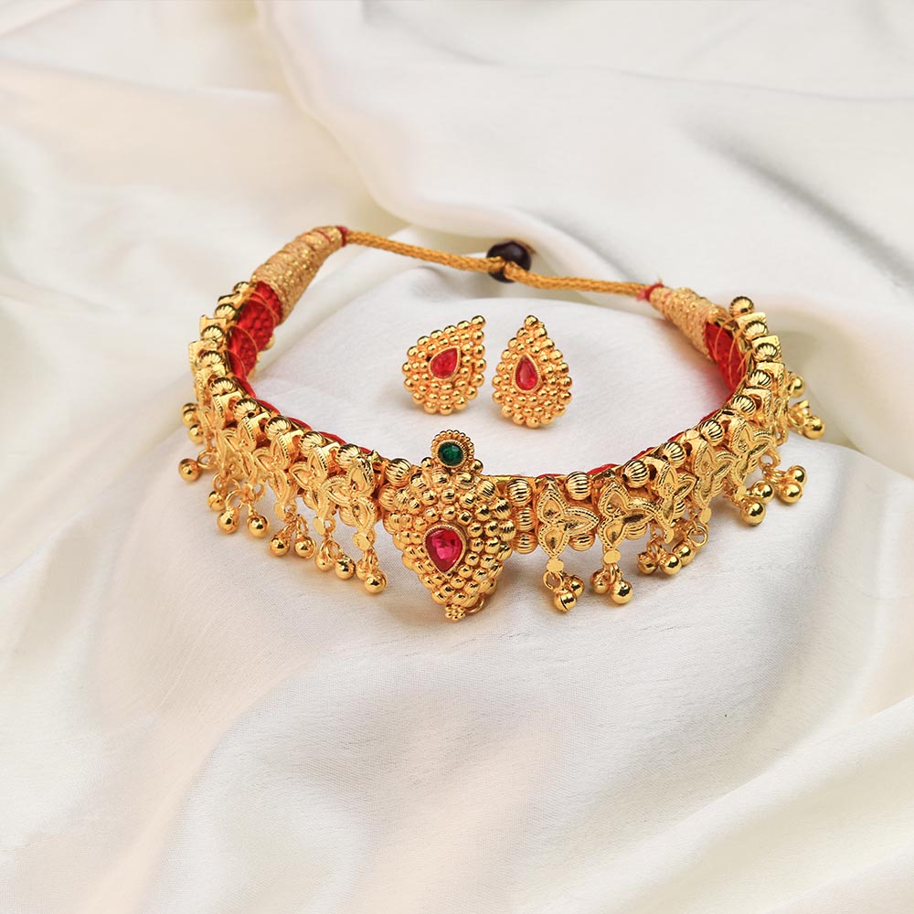 Traditional Maharashtrian Kolhapuri Belpan Gadi Tik - Black Stone Drop Choker - view 3
