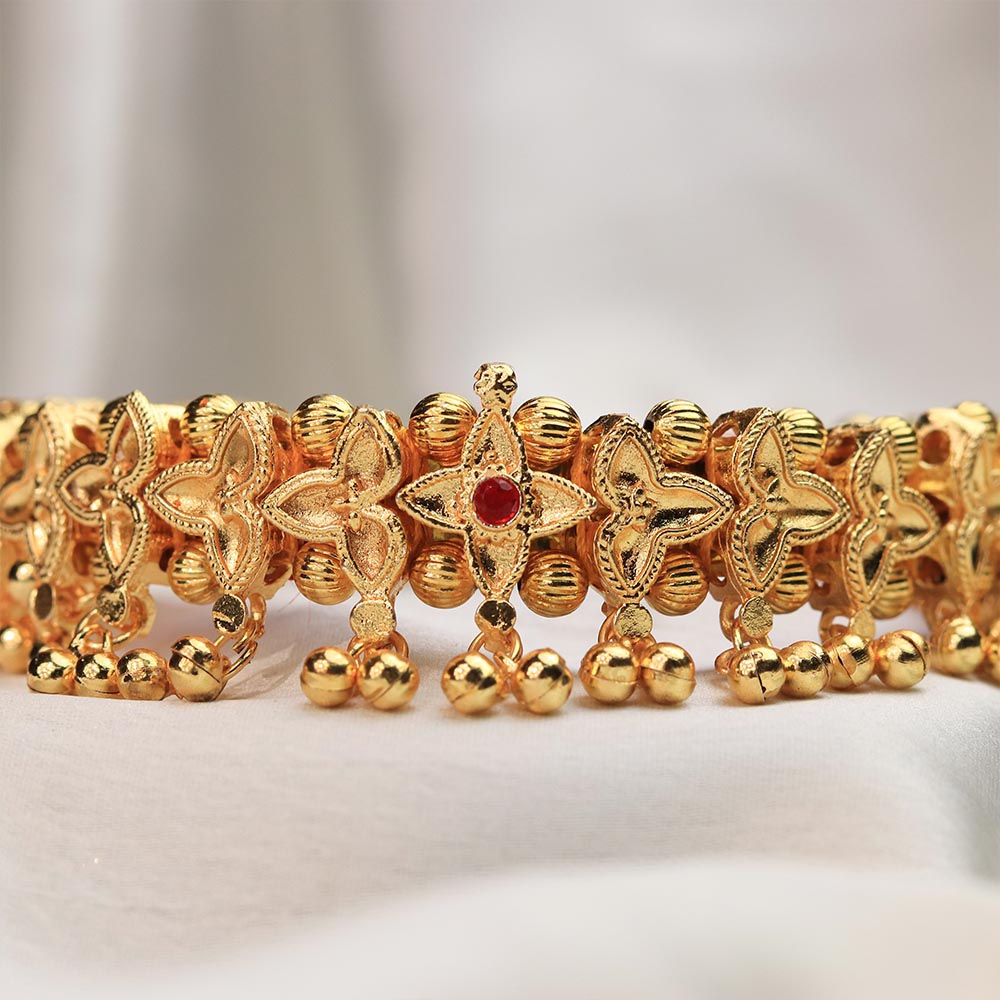 Traditional Maharashtrian Kolhapuri Gadi Tik - Pearl Temple Statement Choker Set - view 4