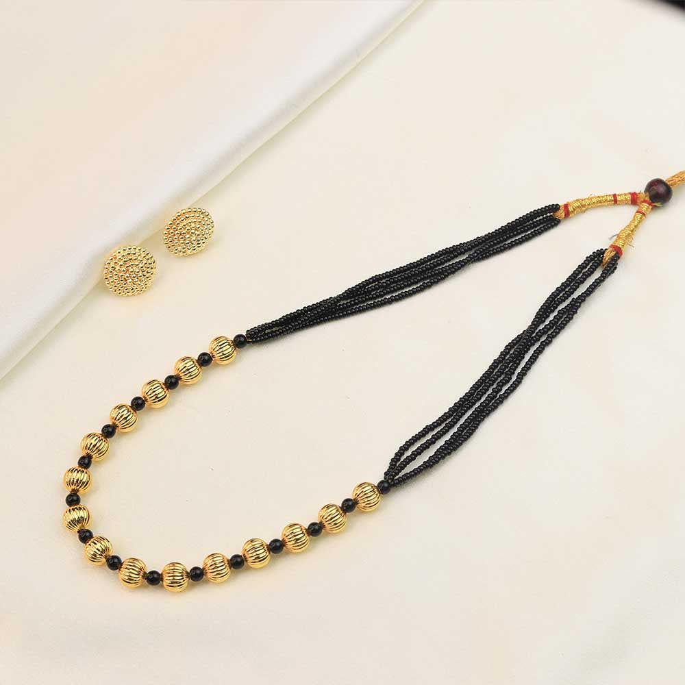 Traditional Maharashtrian Kolhapuri Mangalsutra - Green Bead Gold - view 3