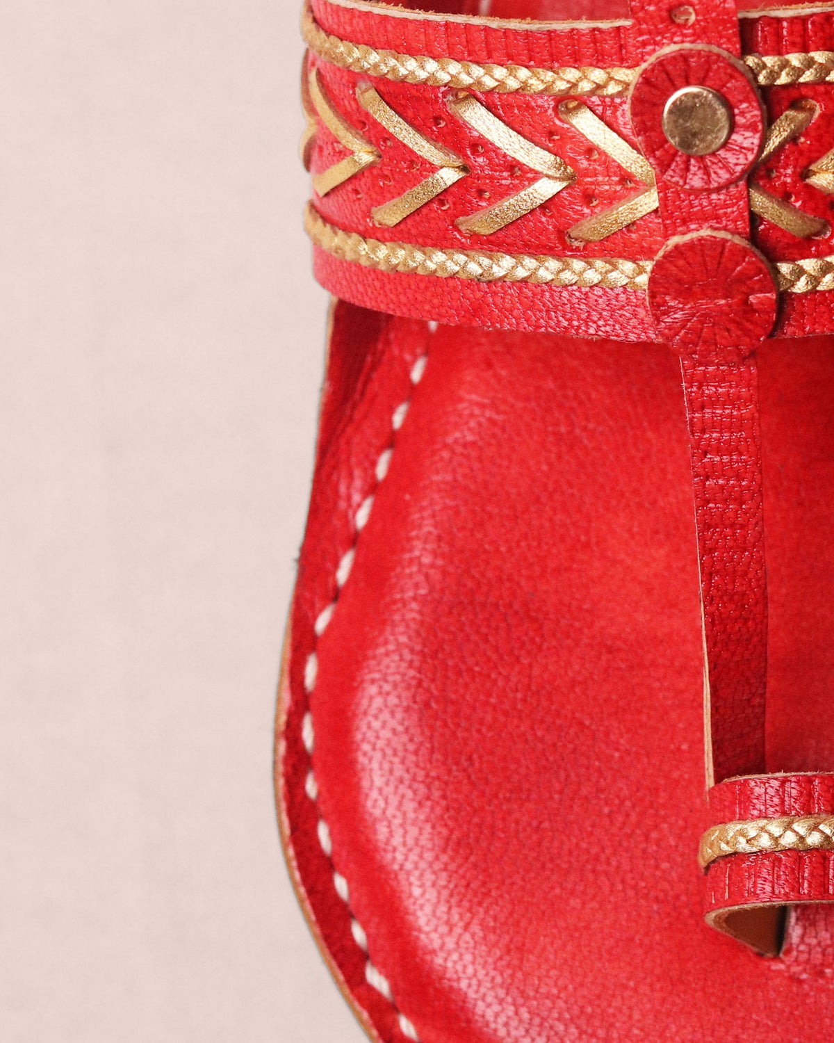 Nanhi Leher Kolhapuri Chappal for Kids – close-up of the band