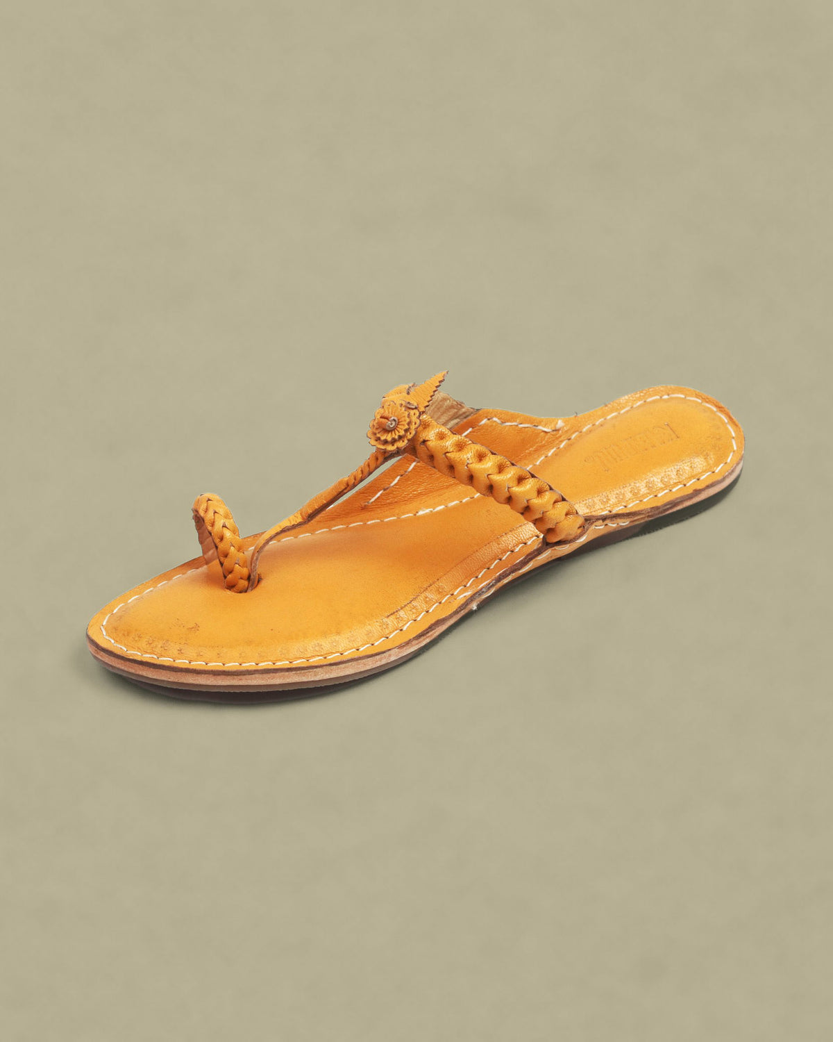 Ek Veni Kolhapuri Chappal for Women – single chappal, angled view