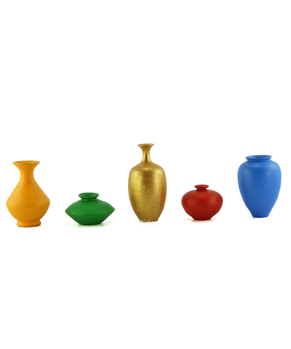Experience the beauty of our set of 5 terracotta pieces